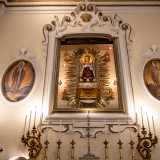 ...mostrando cos� finalmente la statua, adagiata su un tronetto dorato incorniciato da una raggiera e quattro angeli con strumenti musicali